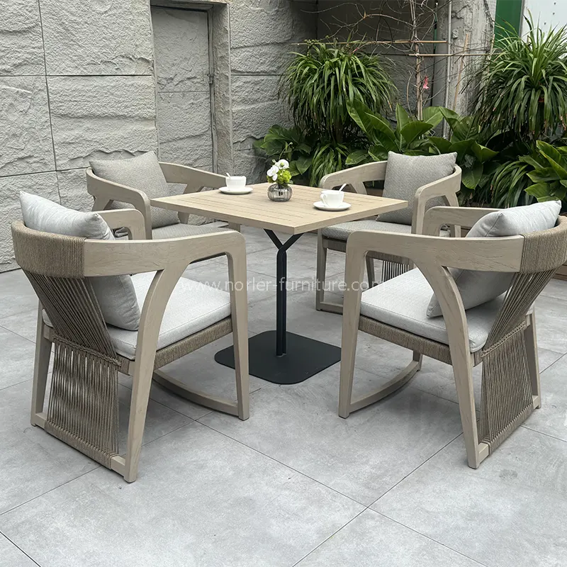 È un set da balcone con tavolino quadrato da esterno la soluzione perfetta per creare uno spazio di vita all'aperto elegante e funzionale