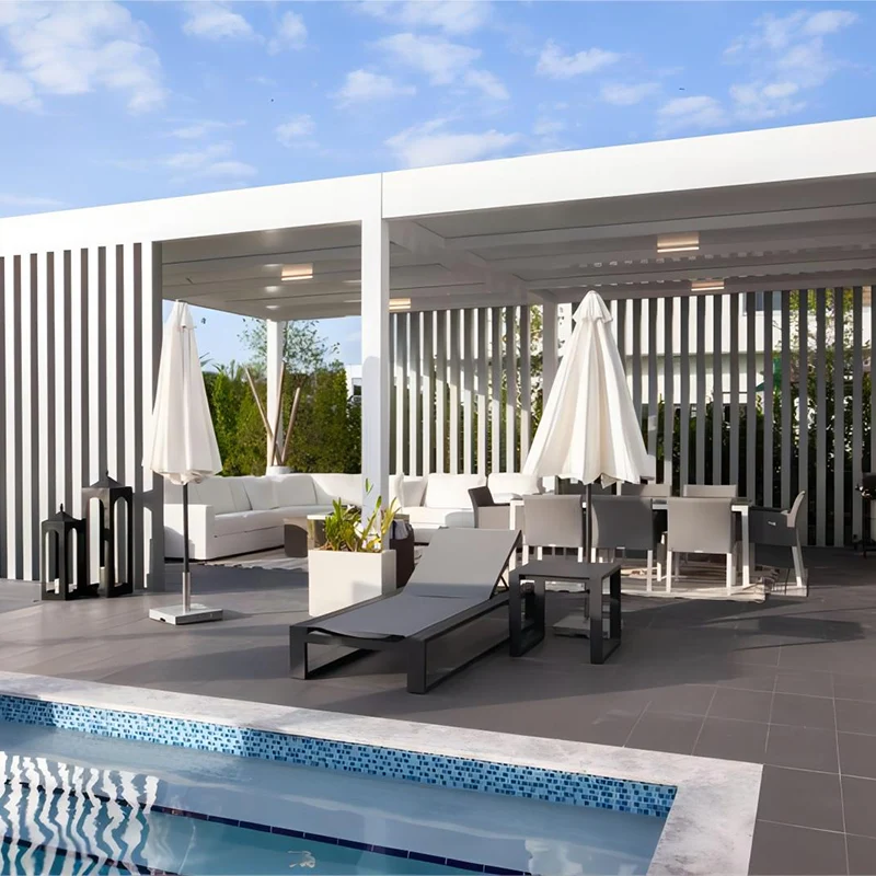 Creare uno spazio abitativo esterno trasparente per tutte le stagioni | Copertina del patio + altre combinazioni di mobili per esterni presentazioni di scena reale