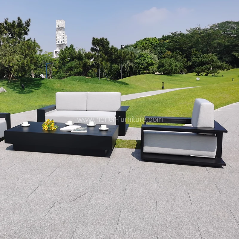 Divano all'aperto di tutto il nuovo telaio in alluminio.