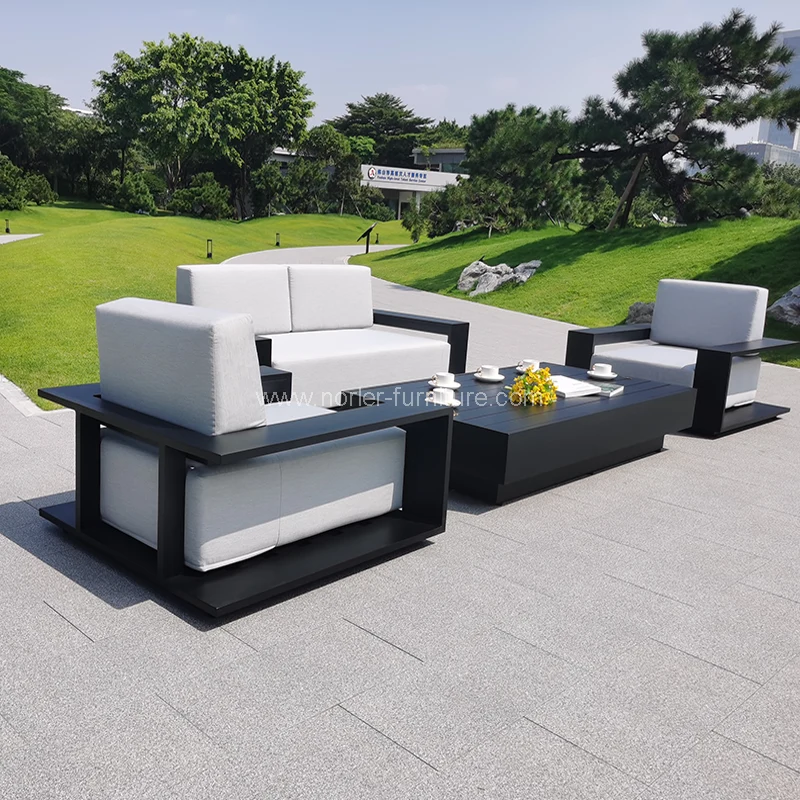 Divano all'aperto di tutto il nuovo telaio in alluminio.