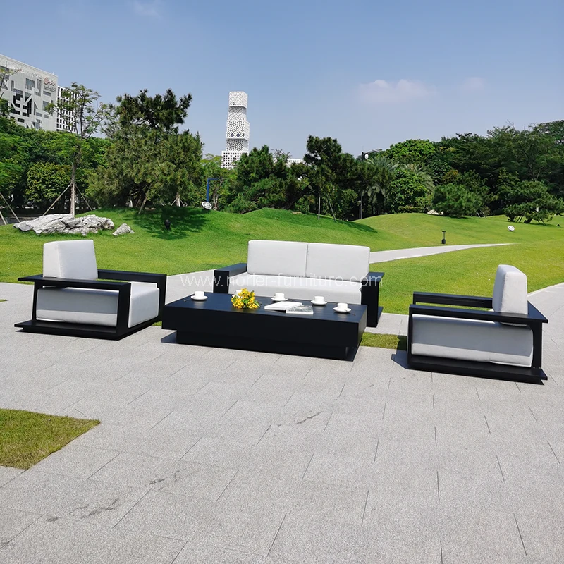 Divano all'aperto di tutto il nuovo telaio in alluminio.