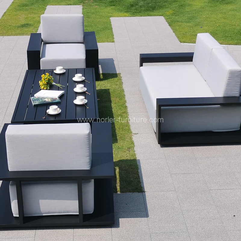 Divano all'aperto di tutto il nuovo telaio in alluminio.