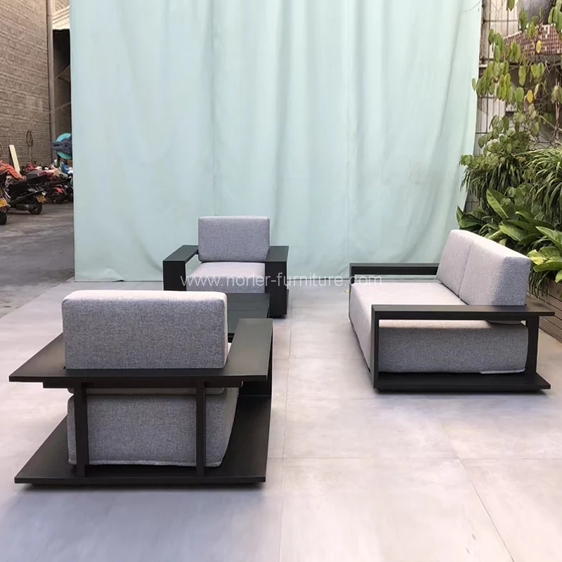 Divano all'aperto di tutto il nuovo telaio in alluminio.