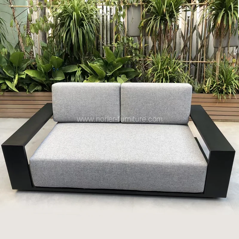 Divano all'aperto di tutto il nuovo telaio in alluminio.