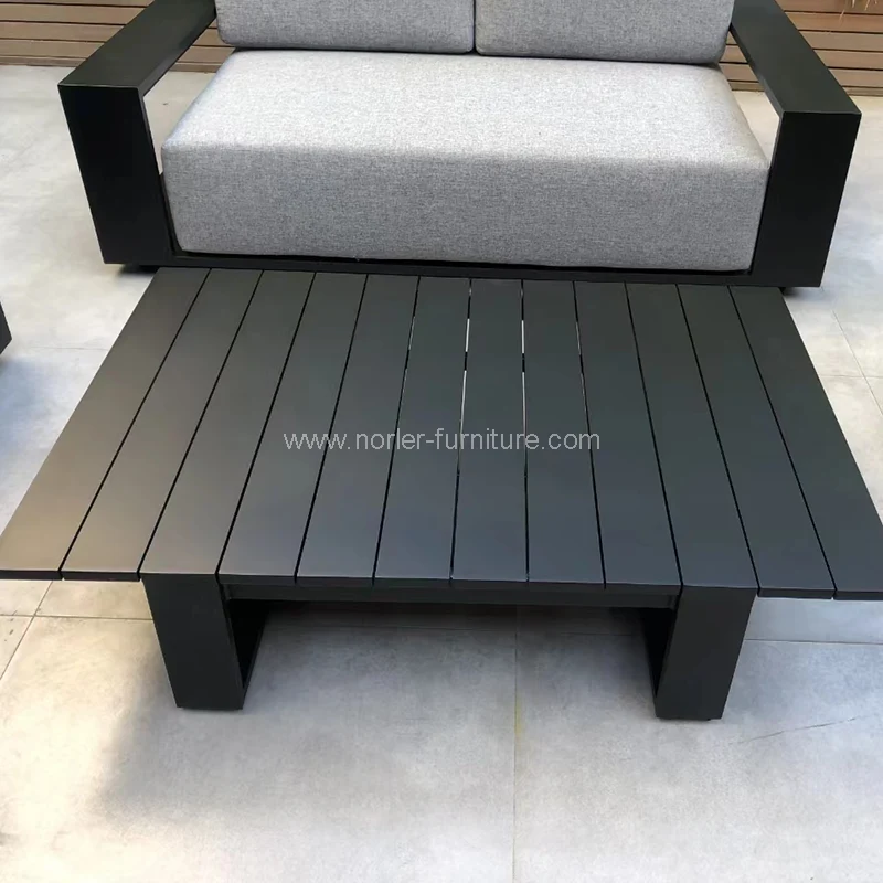 Divano all'aperto di tutto il nuovo telaio in alluminio.