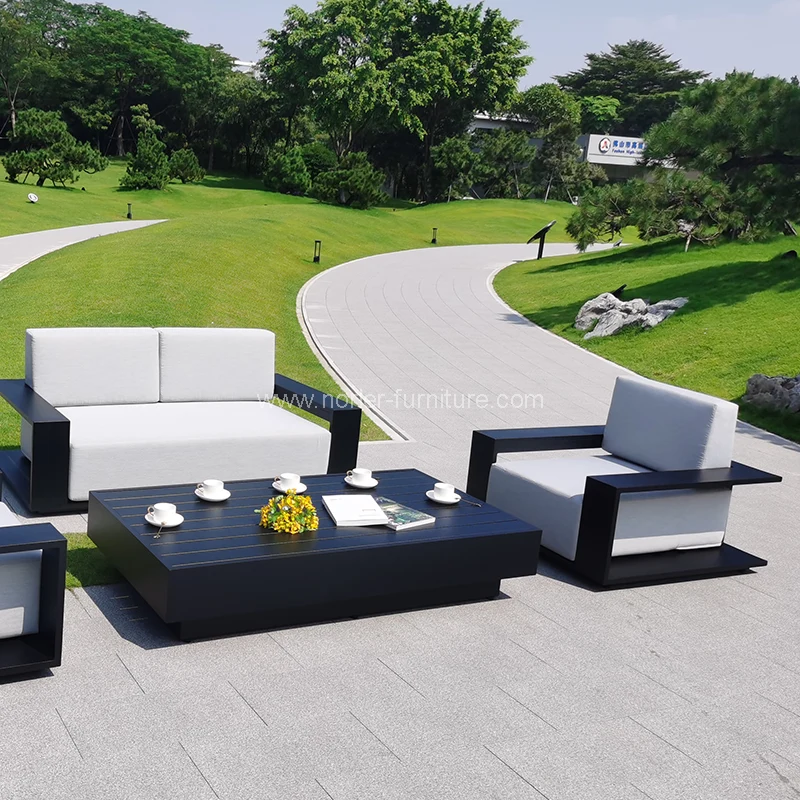 Divano all'aperto di tutto il nuovo telaio in alluminio.