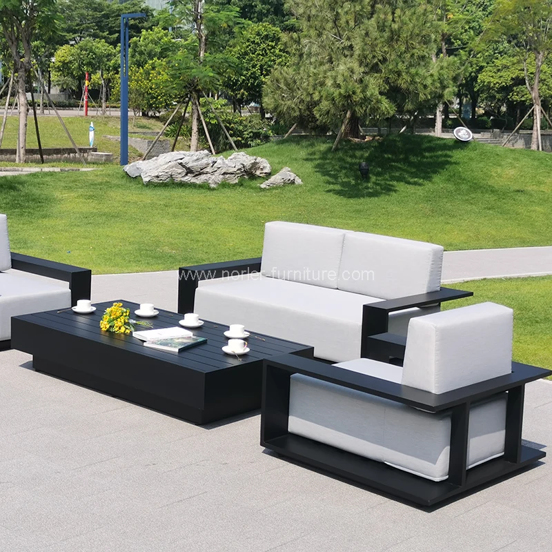 Divano all'aperto di tutto il nuovo telaio in alluminio.